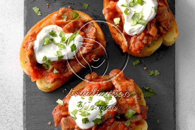 Salsa Steak Garlic Toasts