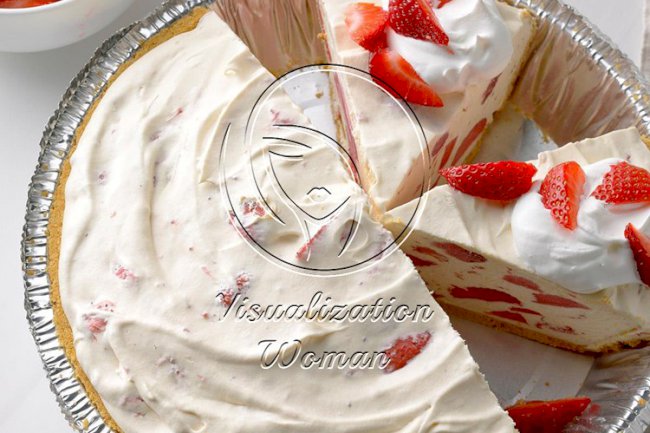 Easy Strawberry Lemonade Freezer Pie