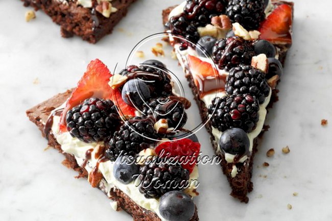 Berry Brownie Pizza