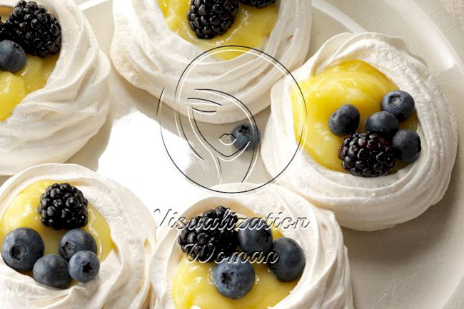 Meringue Shells with Lemon Curd