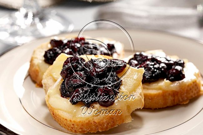Brie Toasts with Cranberry Compote