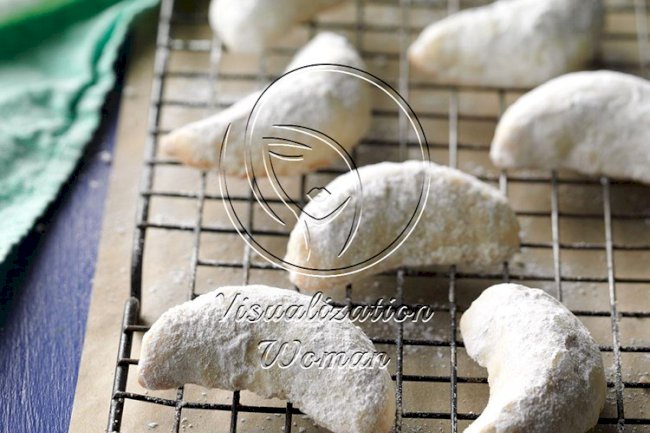 Kourabiedes (Greek Butter Cookies)