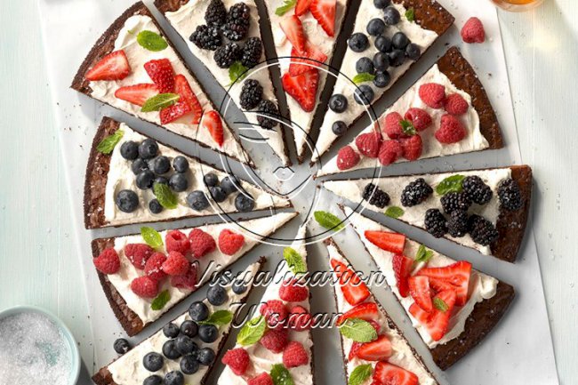 Berry-Patch Brownie Pizza