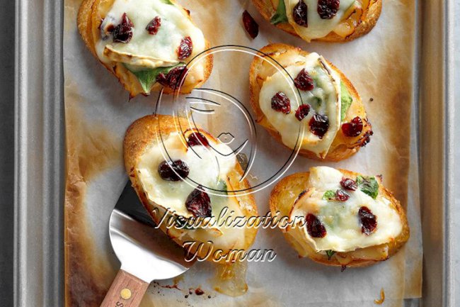 Roasted Chicken and Brie Holly Mini Bites