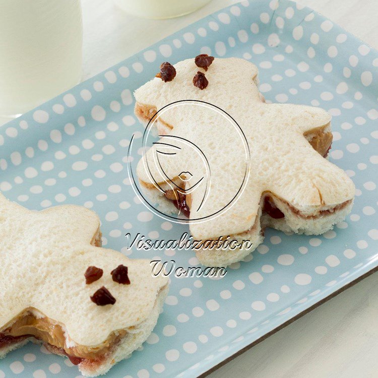 Peanut Butter and Banana Teddy Bear Sandwiches